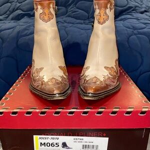 Donald Pliner Tan/Brown Ankle Boots - Floral Design Size 6.5
Western Collection